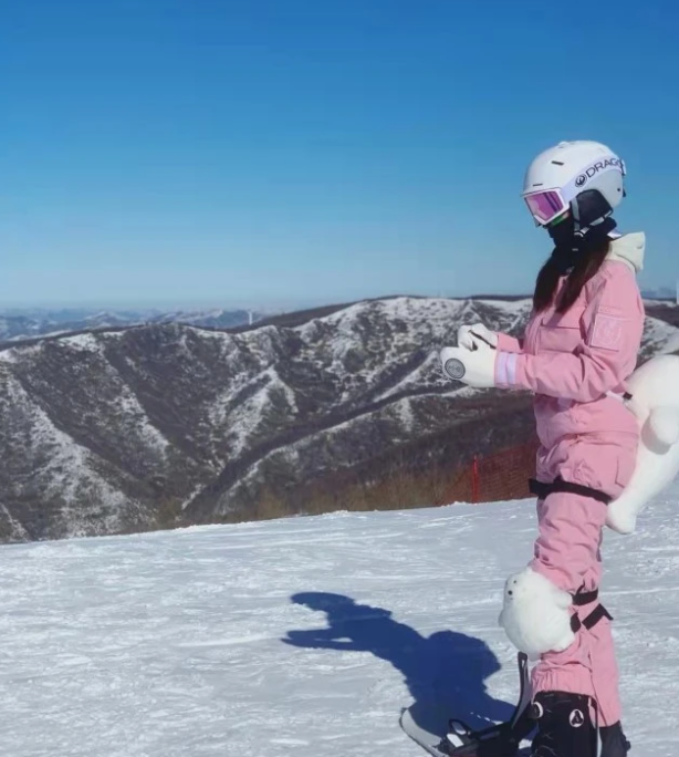 近日有媒体拍到李易峰和方安娜滑雪,两人滑雪都一齐摔倒,李易峰还为方