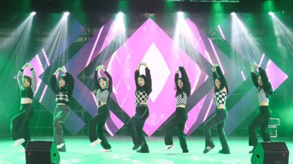 出嗨翻全场的音乐炸裂的舞台劲爆的舞姿me舞团《crazy》串场那么静