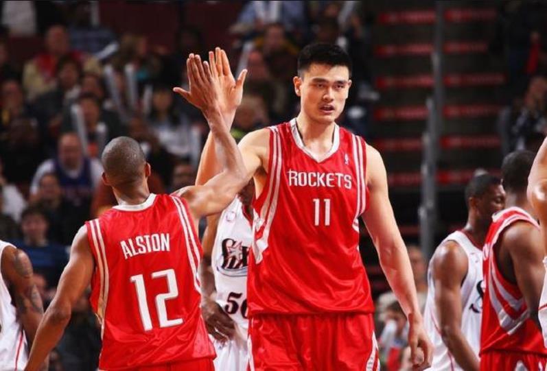  姚明是NBA2002年的状元秀，那当年的第二、三顺位球员是谁？