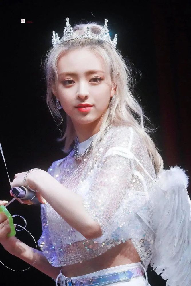 艺名有娜(yuna),2003年12月9日出生于韩国京畿道水原市,韩国女歌手