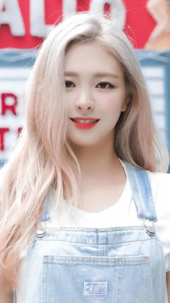 艺名有娜(yuna),2003年12月9日出生于韩国京畿道水原市,韩国女歌手