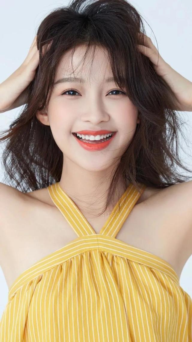 精美图集|孙怡眼神清澈,率性优雅