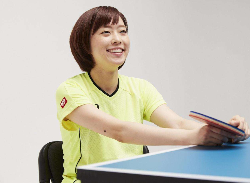 石川佳纯性格好自带面包去美国被没收面对镜头尴尬不失礼貌