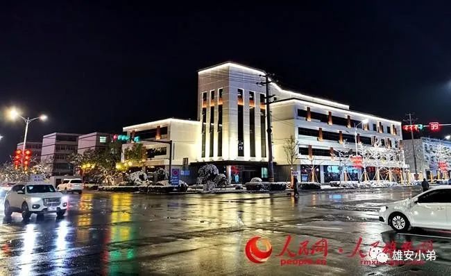 安新县育才西路夜景.臧迎春 摄
