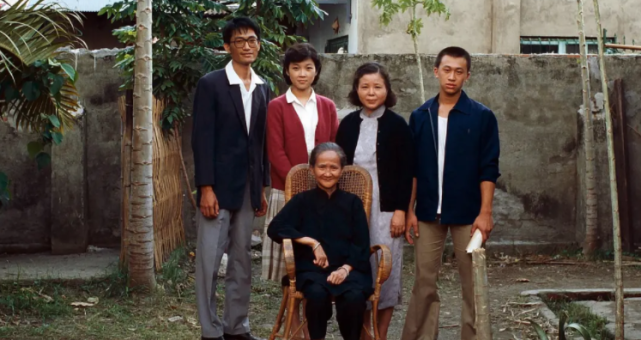 侯孝贤的童年把悲伤填满