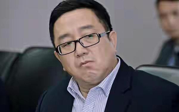 句号演小品时,很多人忘了他是相声演员,句号演影视剧时,很多人忘了他