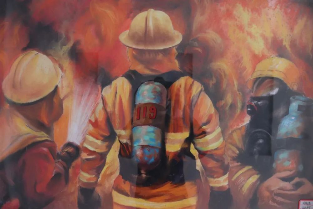 在这些作品里橙红的火苗是消防员灭火救援的代表色火光中逆行的身影是