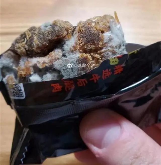 11月6日,微博网友咪嘞个咻投诉三只松鼠牛肉粒发霉