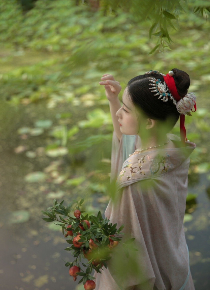 一日作千年,不须流下去.城头日,长向城头住.情若何,荀奉倩.