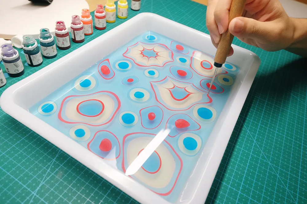 水拓画(ebru),由于其独特的绘画形式,使得每一幅成品的效果都独具一格