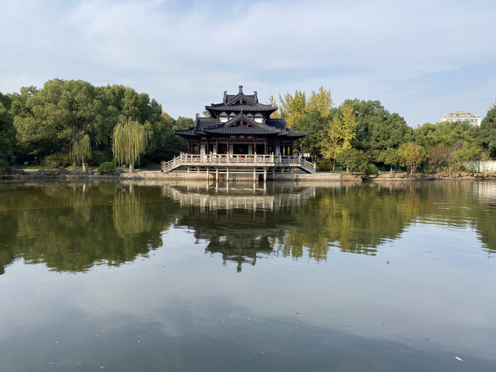 在湖州还有飞英公园非常著名,公园周围是繁华都市,位置在湖州市区的内