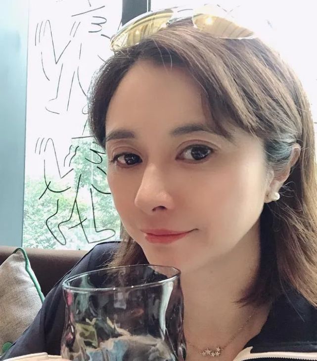 你以为的香港演员，其实都是内地人，这7位艺人的家庭背景出人意料_腾讯新闻