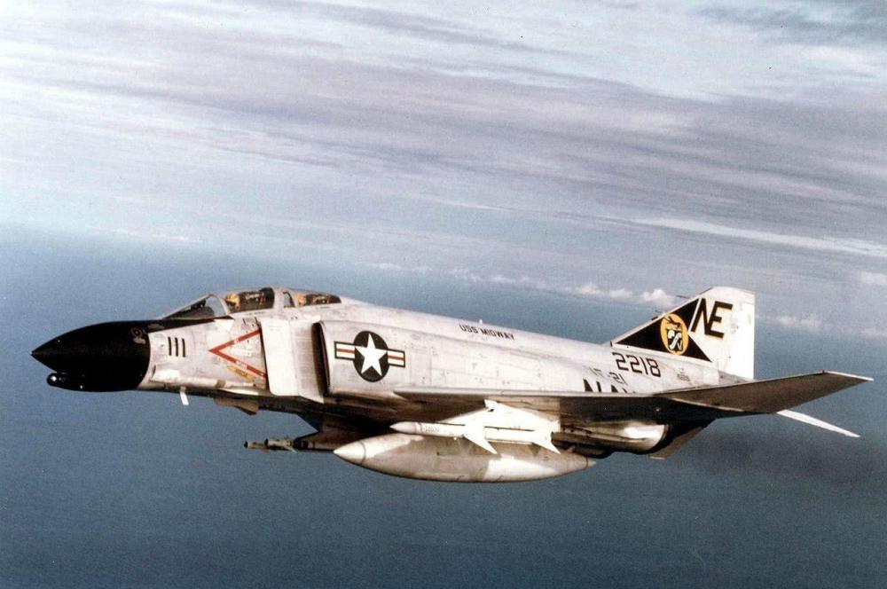 随后"鬼怪"战斗机便开始大批量进入美国海军服役,而这我们也完全可以