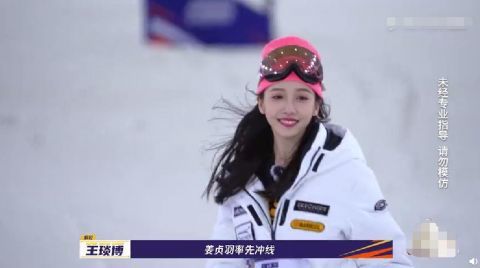 姜贞羽单板滑雪天赋拉满 动作优美自如宛若冰雪精灵