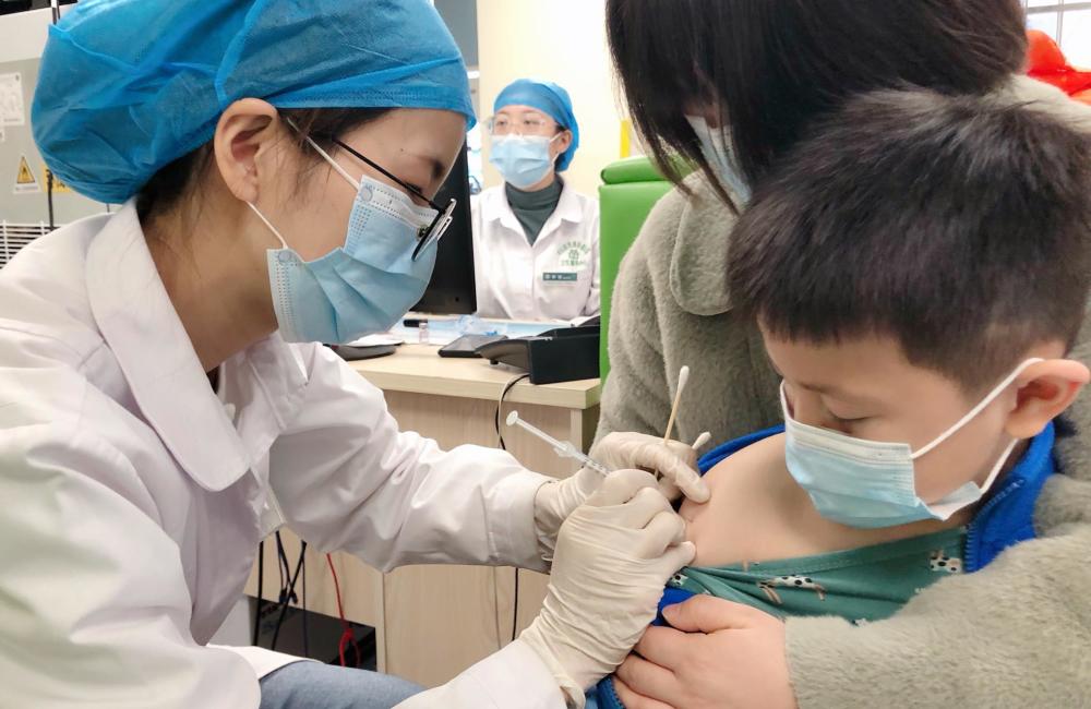 幼儿园打新冠疫苗图片