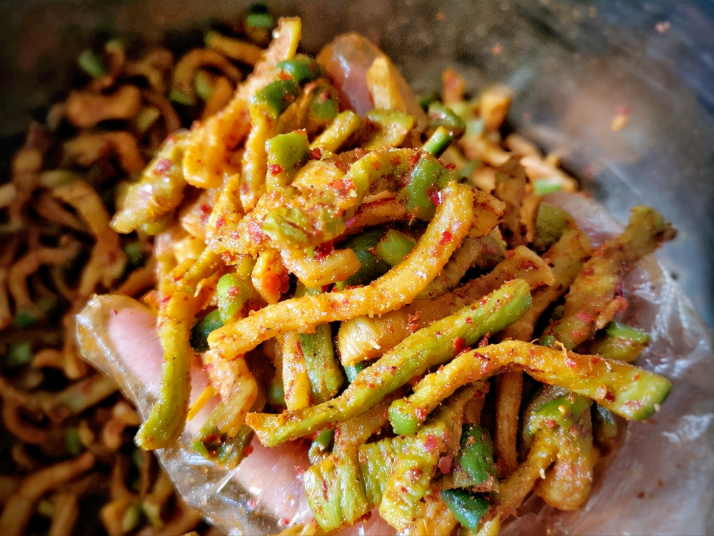 晒萝卜干的季节到了香辣开胃小菜最适合早餐干净卫生无添加