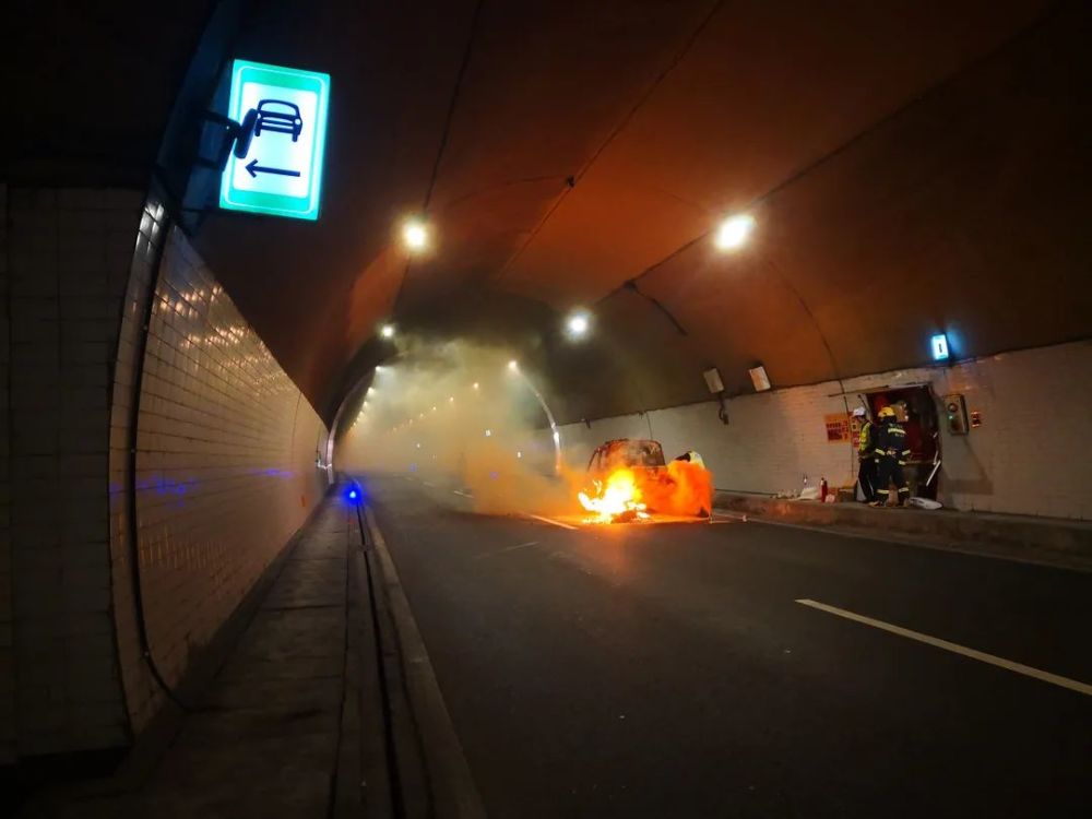 隧道起火怎么办快来看看多功能消防机器人怎么做