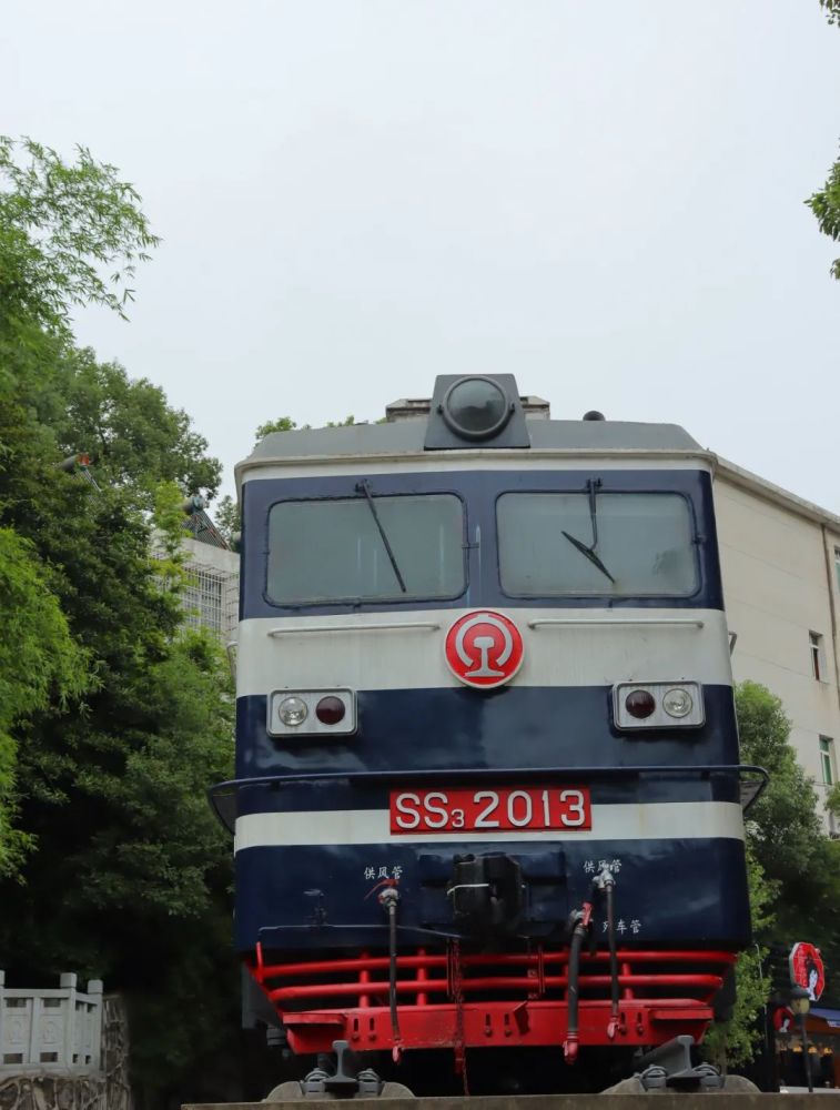 by:妮妮酱一辆标致的绿皮火车头,它由大连机车厂制造,是中国铁路第二