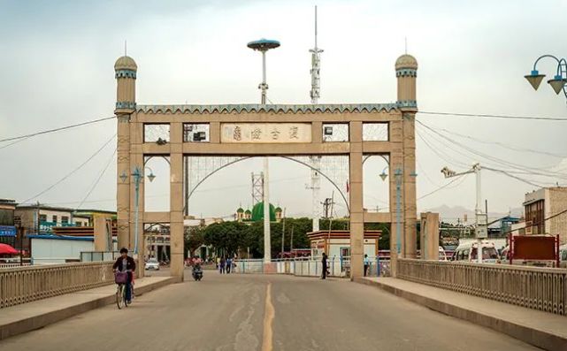 2022到沙漠里面去看雪原创