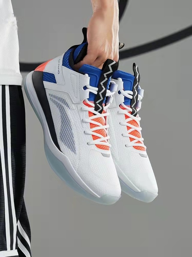 安踏跑鞋叫板李宁,匹克碳板跑鞋亮相,李宁logo一反还挺帅?