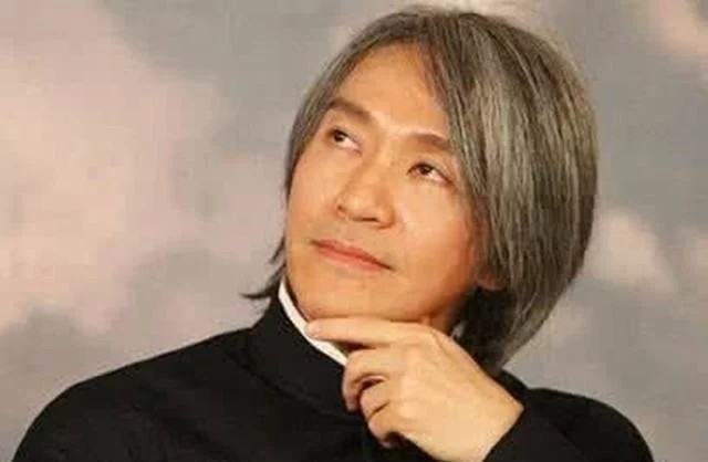 而现在周星驰白发苍苍,看起来格外沧桑.