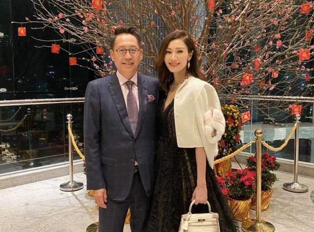 李嘉欣10岁儿子在网上做生意赚钱，传成年后将有望一次性继承400亿遗产