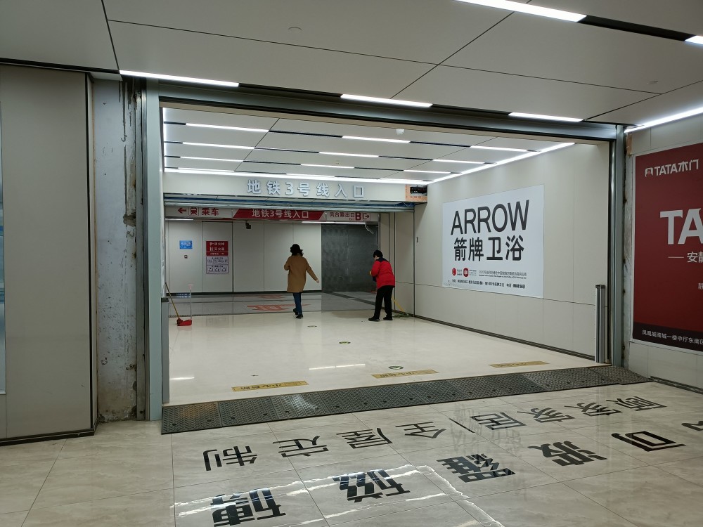 大河报报道后凤凰城地铁通道口开启了