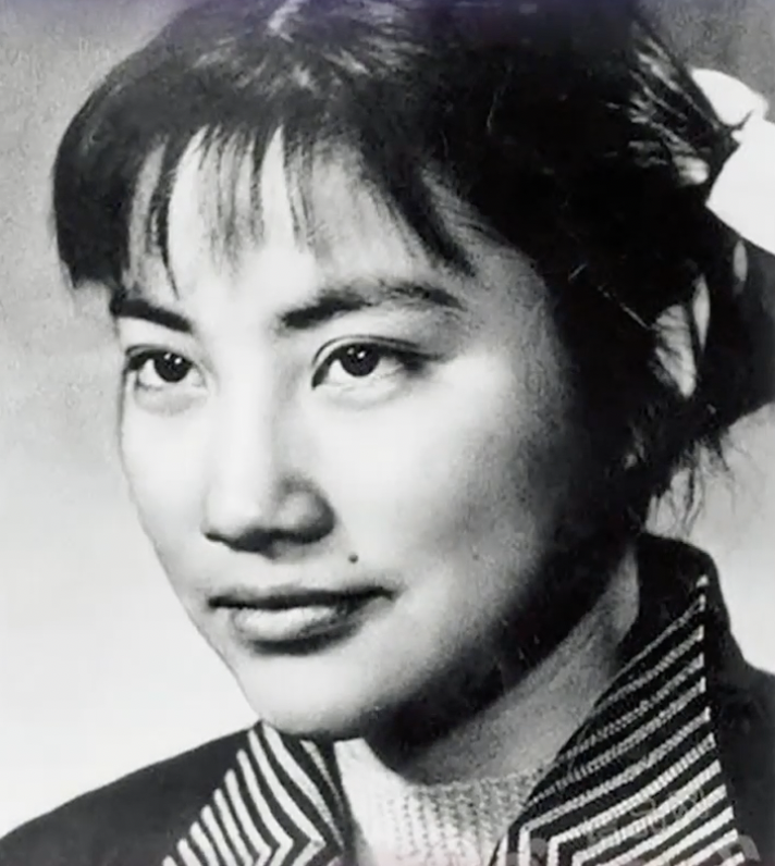 既成就了电影《红色娘子军》的四项百花大奖,也使吴琼花的扮演者