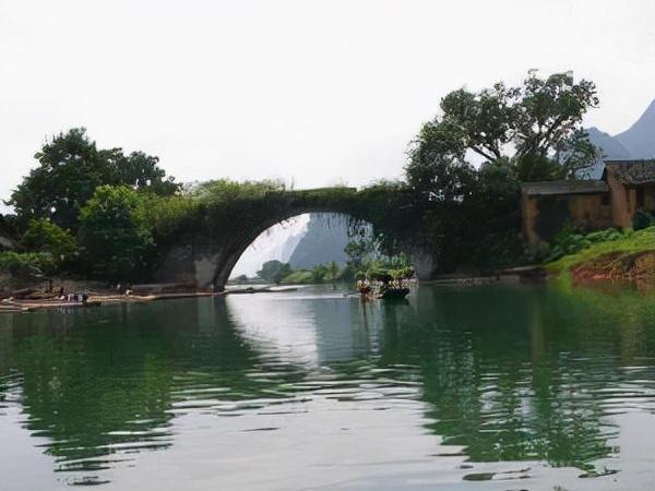 遇龙桥著名景点遇龙河遇龙河上有广西第一古桥——仙桂桥,广西最大