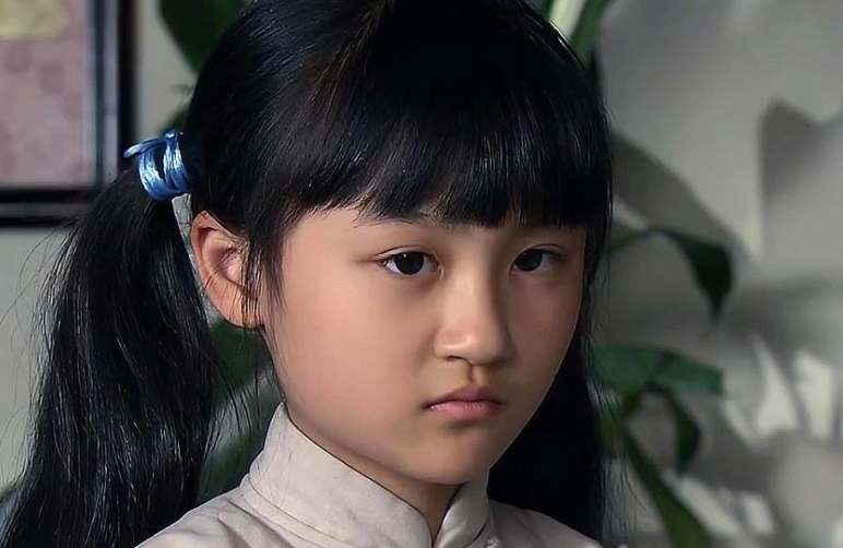 她6岁被成龙抱着上春晚,14岁因相貌被网友吐槽,如今逆袭成女神