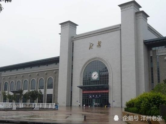 沿线共设西安东站,铜川站,宜君站,黄陵站,洛川站,甘泉北站和延安站等