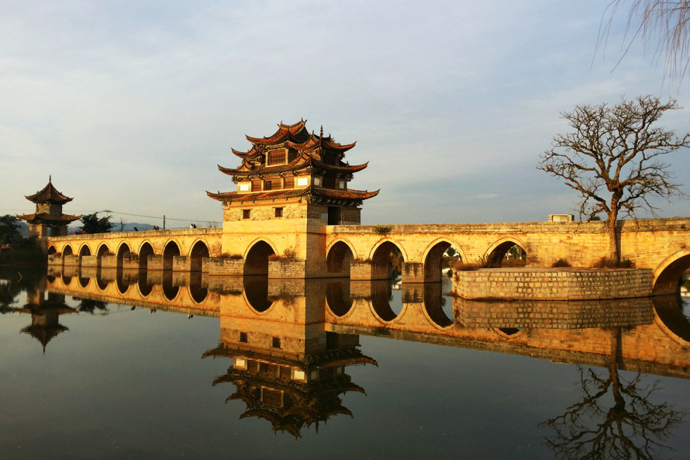 云南建水双龙桥像一艘楼船没有围墙免费参观是中国仅存两座十七孔桥之