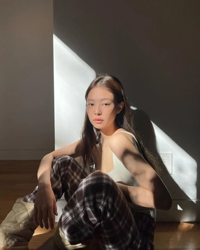 jennie金智妮1118ins图片更新|上身夏天下身冬天