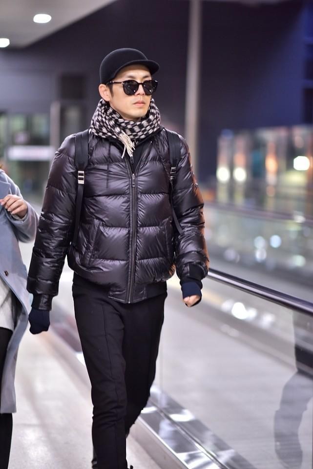 钟汉良穿衣有大叔效果面包服配格纹围巾入冬的感觉挺明显