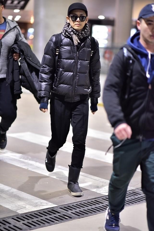 钟汉良穿衣有大叔效果面包服配格纹围巾入冬的感觉挺明显