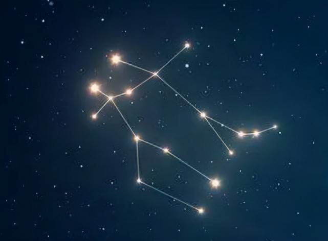 2,双子座——演说家描绘出精致的眉眼,她也可以撑得起大女主的形象.