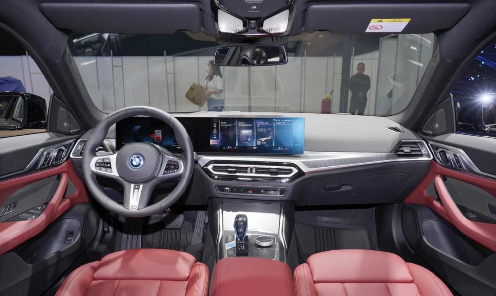 宝马i4 edrive40 内饰图中控屏下方以及中控台区域也大量保留了旋钮和