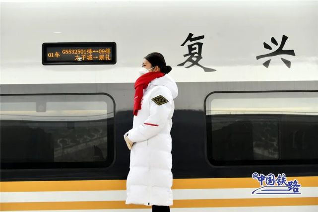 身穿雪白羽绒服!复兴号试跑新线,乘务员盛装亮相_腾讯新闻