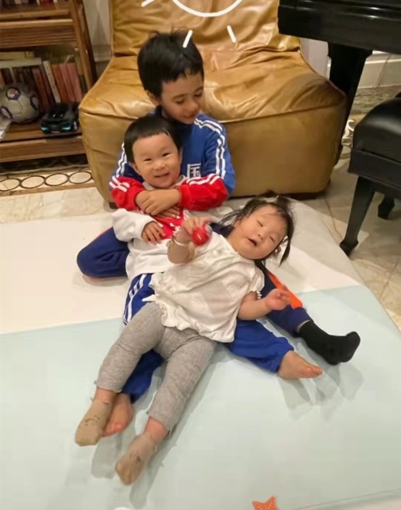 70岁张纪中晒仨娃混血大儿子豁牙好可爱1岁女儿五官酷似爸爸