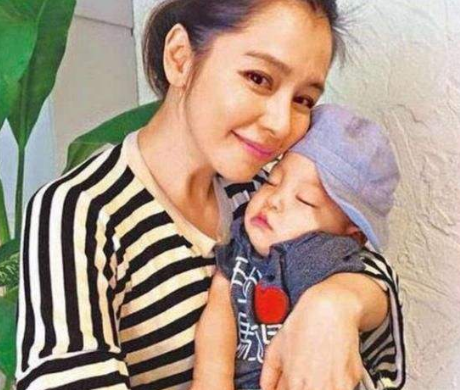 徐若瑄生病住院不得已做手术曾为保胎卧床142天打300多针