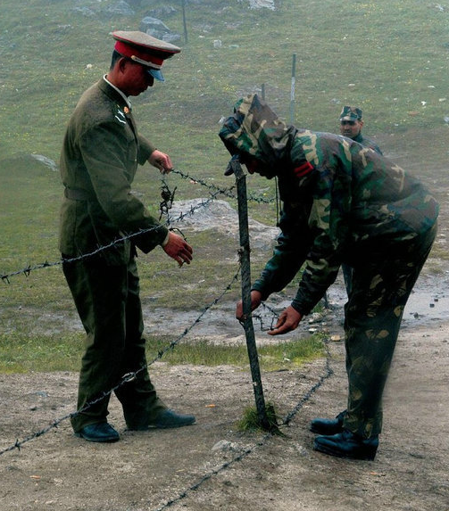 如果罪犯跨过了国界碑军警们还能越界开枪吗真相令人意外