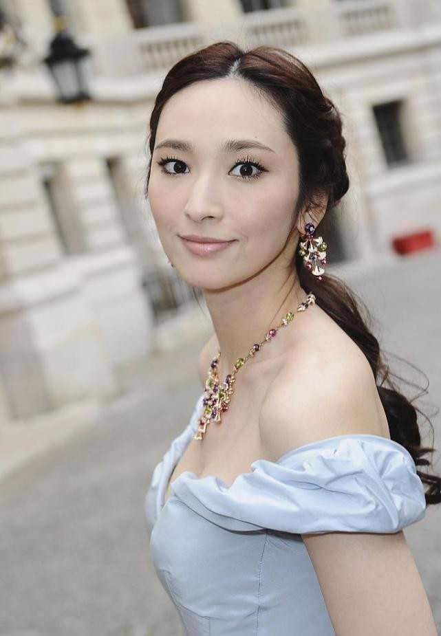 吴佩慈都43岁了,可穿花苞裙扮嫩毫不违和,宛如"公主出逃"