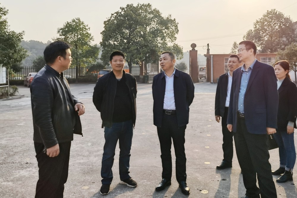 周敏)11月17日-18日,汨罗市委书记朱平波先后来到川山坪中学,弼时镇李