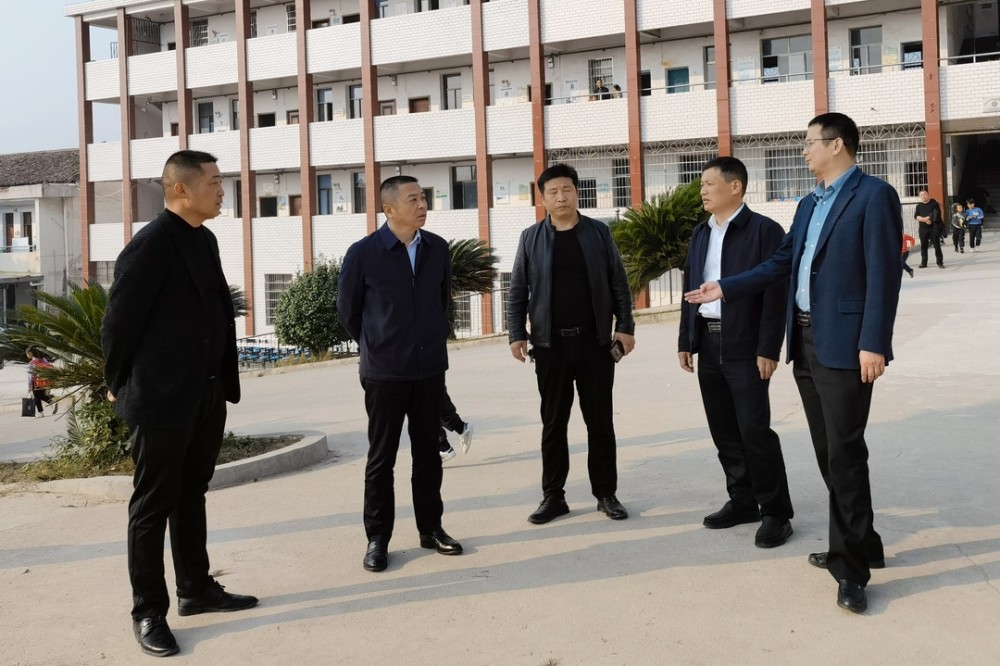 周敏)11月17日-18日,汨罗市委书记朱平波先后来到川山坪中学,弼时镇李