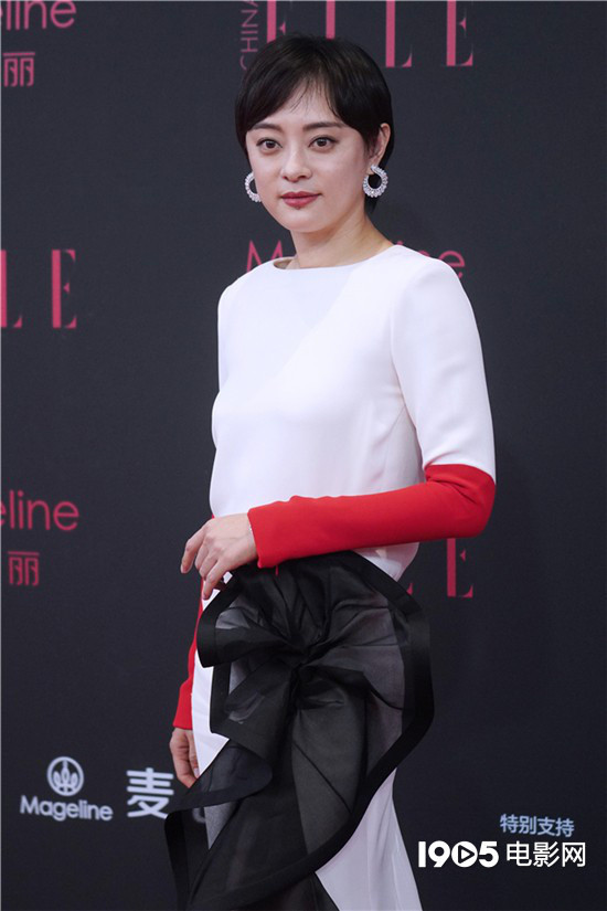 孙俪身着撞色设计感礼裙,优雅且摩登.