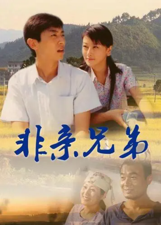 该剧讲述了唐山一个普通家庭的变迁史,朱亚文饰演当中的陈天雨,是一个