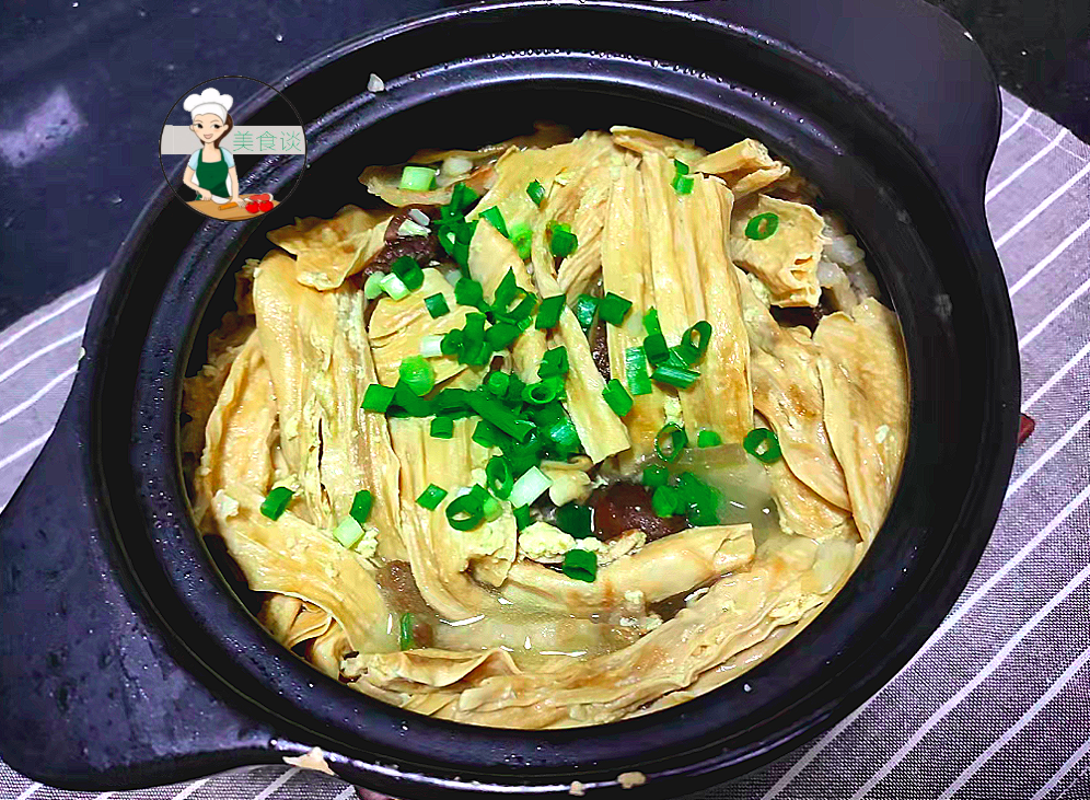 五花肉香菇腐竹煲,这是一道热气腾腾的砂锅菜,主要用到的食材就是