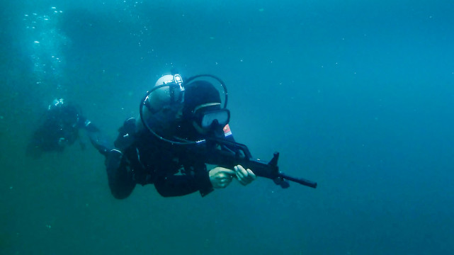 渗透"敌"后,陆战队员成功破袭|融媒体|蛙人|橡皮舟