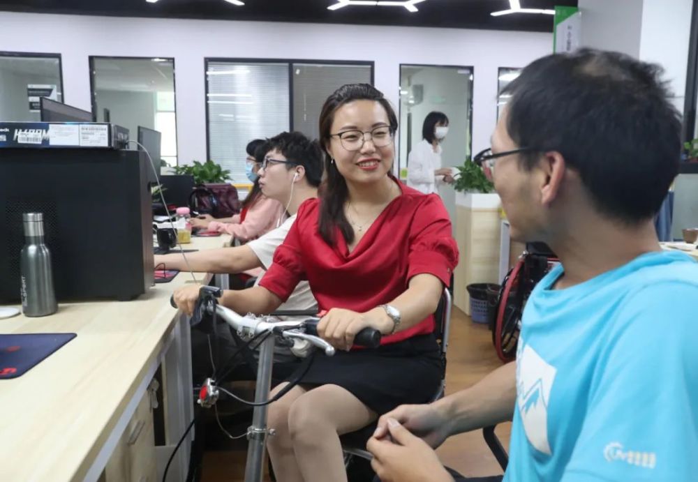 1989年,张莹莹出生于黑龙江省双鸭山市,因幼时的一场小儿麻痹症,导致