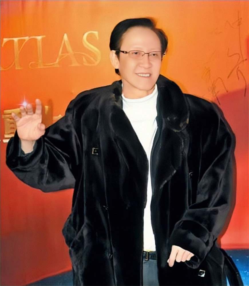 如今新义安的第三代龙头便是"四眼龙"的儿子,"太平山大状"向展伟,在